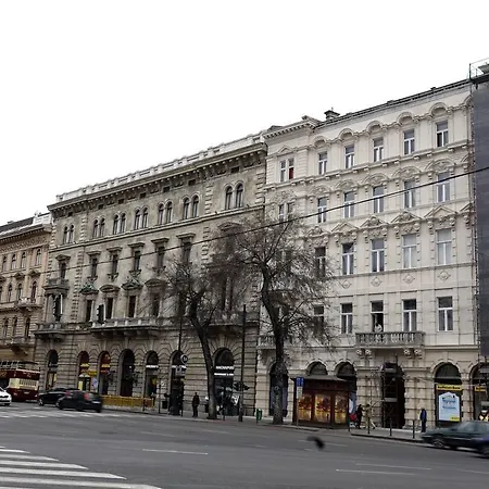 Downtown Deluxe * Budapešť